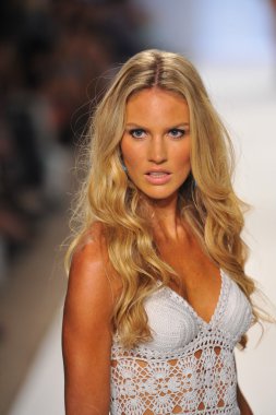 manken anna kosturova göstermek de pist yürür