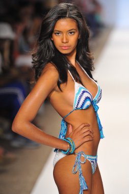 manken anna kosturova göstermek de pist yürür