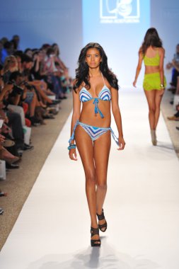 manken anna kosturova göstermek de pist yürür