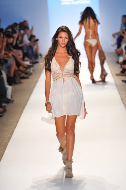 manken anna kosturova göstermek de pist yürür