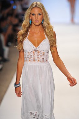 manken anna kosturova göstermek de pist yürür