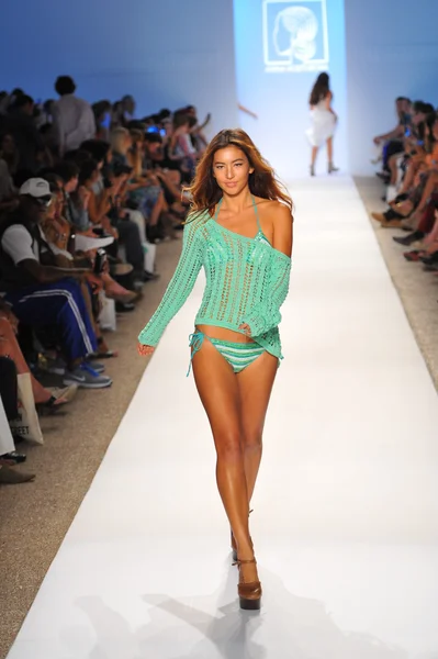 A model walks the runway at the Anna Kosturova show — Stock Photo, Image