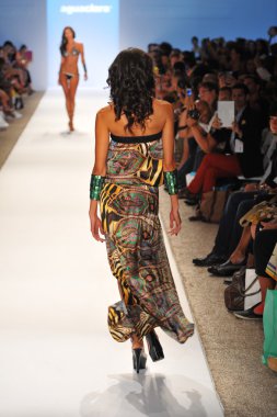 aguaclara koleksiyonu pist model yürür