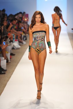 aguaclara koleksiyonu pist model yürür