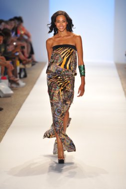 aguaclara koleksiyonu pist model yürür