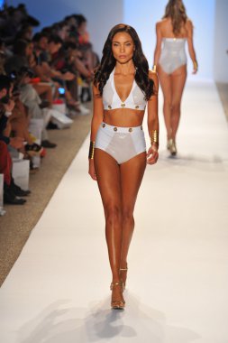 aguaclara koleksiyonu pist model yürür