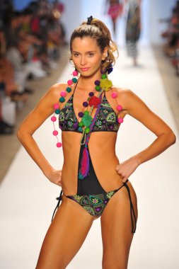 aguaclara koleksiyonu pist model yürür