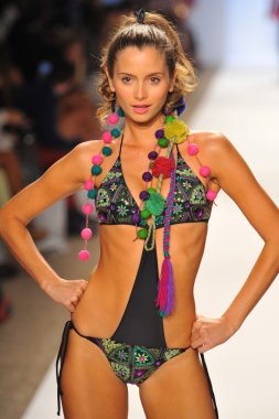 aguaclara koleksiyonu pist model yürür