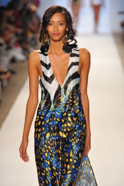 aguaclara koleksiyonu pist model yürür