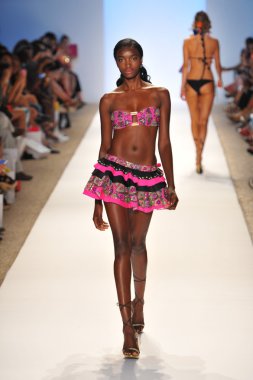 aguaclara koleksiyonu pist model yürür