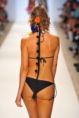 aguaclara koleksiyonu pist model yürür