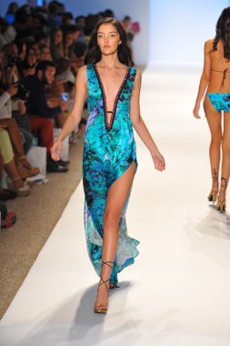 aguaclara koleksiyonu pist model yürür