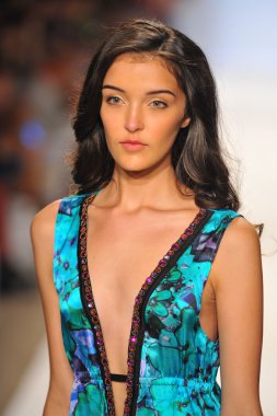 aguaclara koleksiyonu pist model yürür