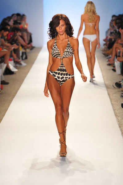 Model walks runway at the Aguaclara Collection — Stock Photo, Image