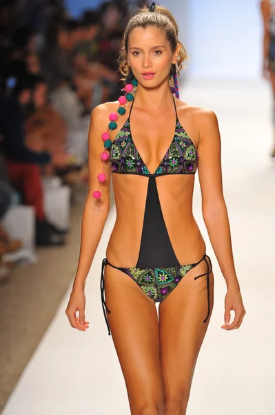 Model walks runway at the Aguaclara Collection — Stock Photo, Image