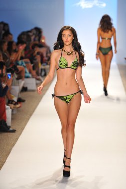 manken aquarella mayo şov pist yürür