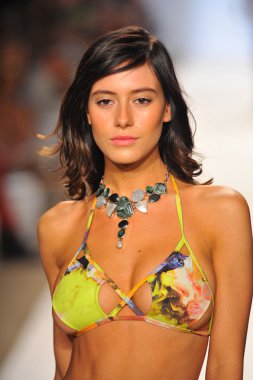 manken aquarella mayo şov pist yürür