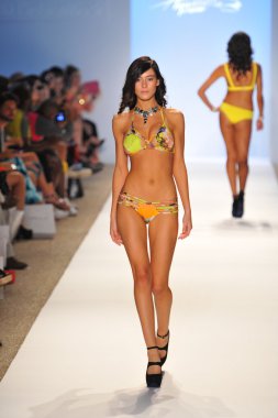 manken aquarella mayo şov pist yürür