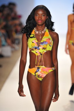 manken aquarella mayo şov pist yürür