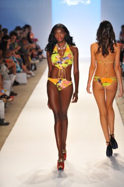 manken aquarella mayo şov pist yürür