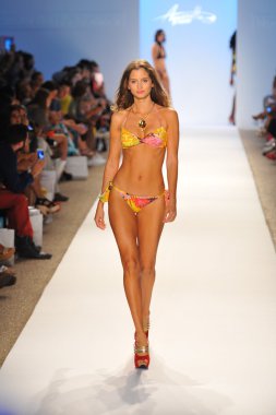 manken aquarella mayo şov pist yürür