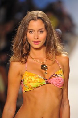 manken aquarella mayo şov pist yürür