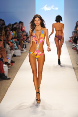 manken aquarella mayo şov pist yürür