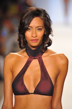 manken aquarella mayo şov pist yürür