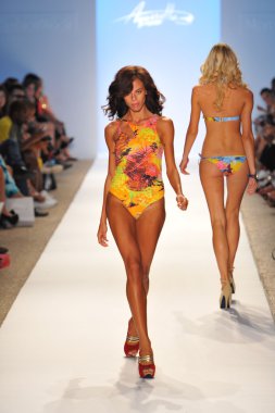 manken aquarella mayo şov pist yürür