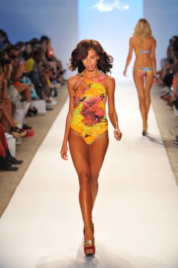 manken aquarella mayo şov pist yürür