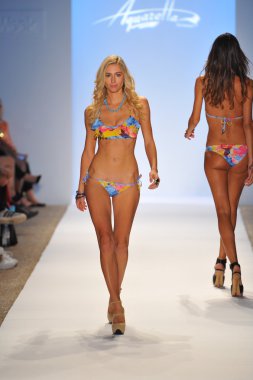 manken aquarella mayo şov pist yürür