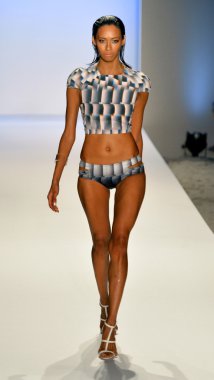 manken suboo göstermek de pist yürür