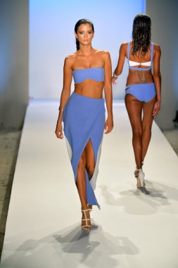 manken suboo göstermek de pist yürür