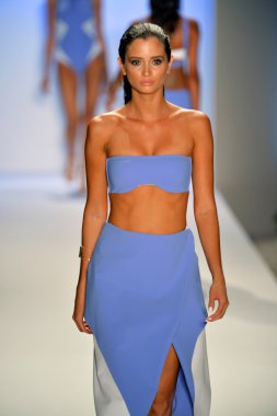 manken suboo göstermek de pist yürür