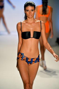 manken suboo göstermek de pist yürür