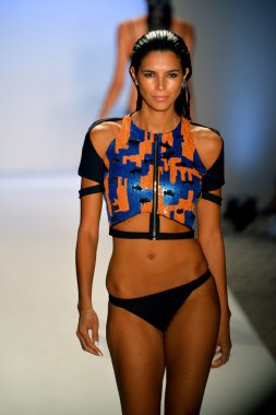 manken suboo göstermek de pist yürür