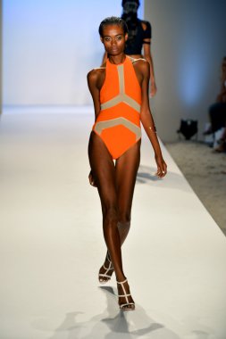 manken suboo göstermek de pist yürür