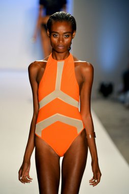 manken suboo göstermek de pist yürür