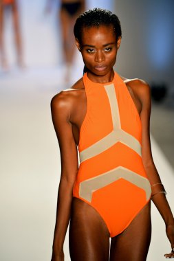 manken suboo göstermek de pist yürür