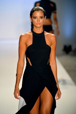 manken suboo göstermek de pist yürür