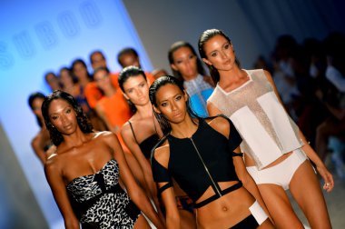 modelleri pist finale suboo Fuarı nda yürümek.