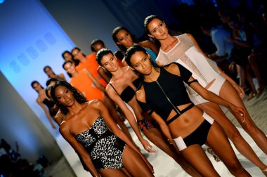 modelleri pist finale suboo Fuarı nda yürümek.