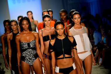 modelleri pist finale suboo Fuarı nda yürümek.