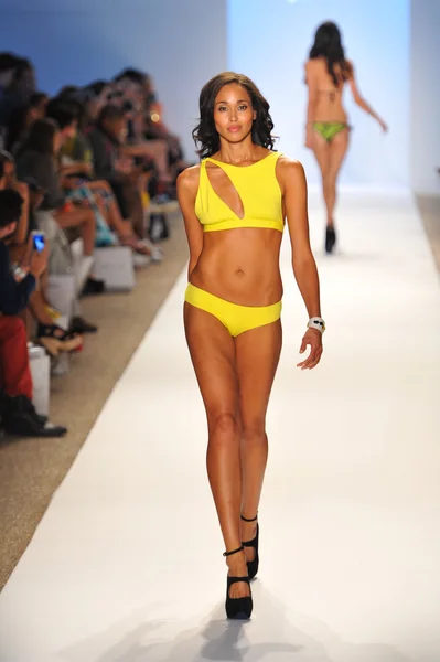 En modell går banan vid aquarella swimwear showen — Stockfoto