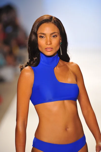 Una modelo camina por la pasarela en el show Aquarella Swimwear — Foto de Stock