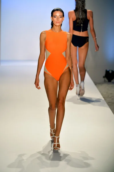 A model walks the runway at the Suboo show — Stock Photo, Image