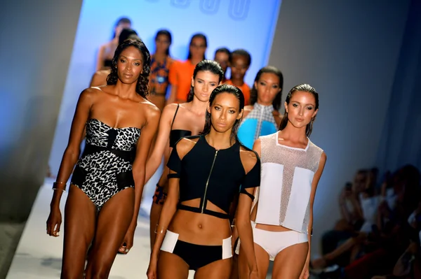 Models walk the runway finale at the Suboo show — Stock Photo, Image