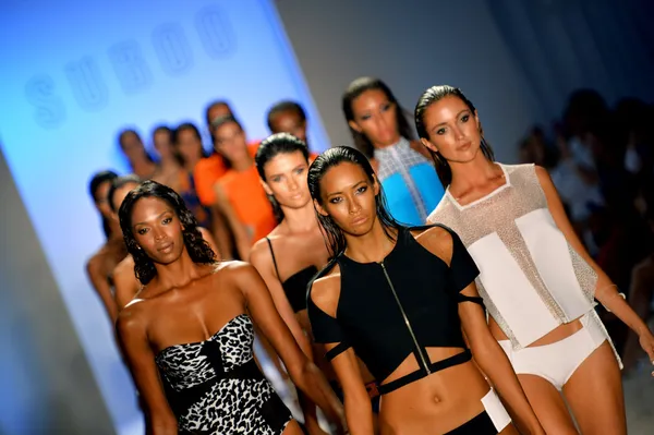 modelleri pist finale suboo Fuarı nda yürümek.