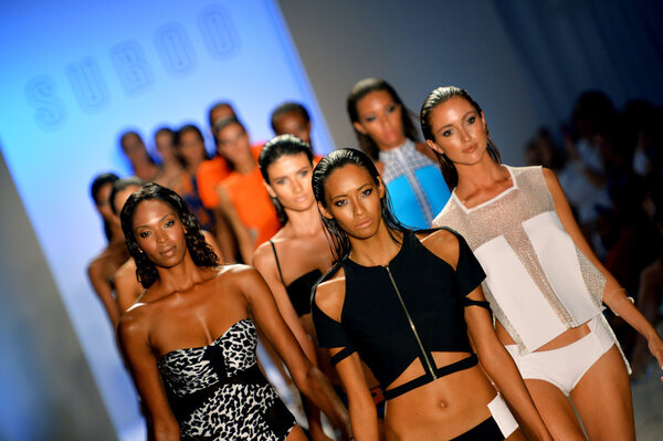 Modelos caminham no final da pista no show do Suboo — Fotografia de Stock