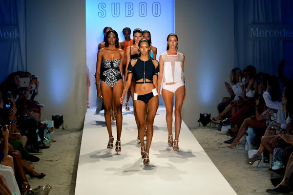 Modeller gå banan finalen på suboo show — Stockfoto